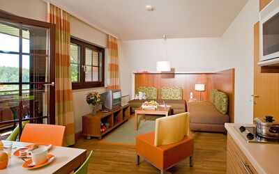 Sonnenresort Maltschacher See 120.5: Værelse, Indretning, Bygning, Stue, Ejendom, Møbel, Orange, Hus, Etage, Loft