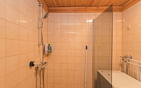 Varilan Lomamajat Nr1: Badeværelse, Sanitærarmatur, Gulvbelægning, Væg, Etage, Træ, Indretning, Brusehoved, Bruser, Vvs