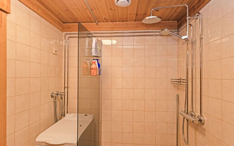 Varilan Lomamajat Nr2: Badeværelse, Sanitærarmatur, Gulvbelægning, Væg, Etage, Indretning, Træ, Vvs, Bruser, Værelse