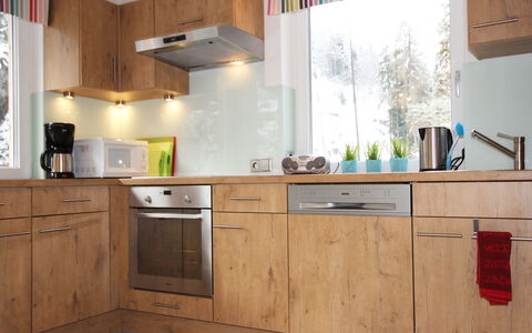 Am Arlberg: Countertop, Cabinetry, Køkken, Værelse, Møbel, Ejendom, Indretning, Komfur, Skab, Etage