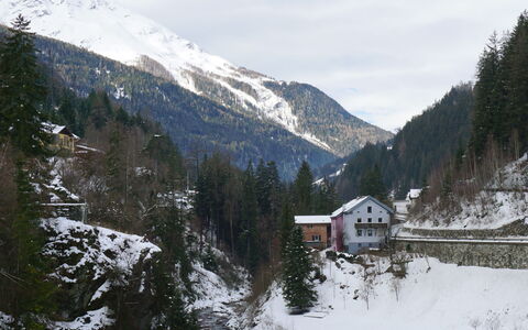 Am Arlberg: Himmel, Sne, Bjerg, Sky, Vindue, Hældning, Naturlige Landskab, Bygning, Hus, Træ