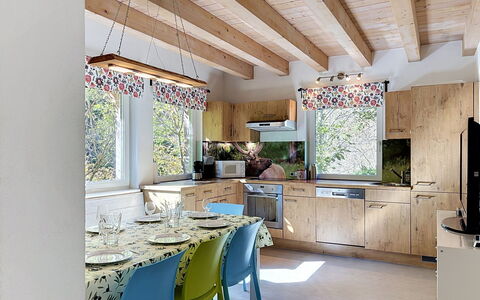 Am Arlberg: Møbel, Indretning, Køkken, Gulvbelægning, Træ, Loft, Stol, Countertop, Køkken & Spisebord, Etage
