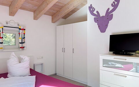 Am Arlberg: Møbel, Indretning, Soveværelse, Loft, Etage, Textile, Værelse, Gulvbelægning, Hjem, Seng