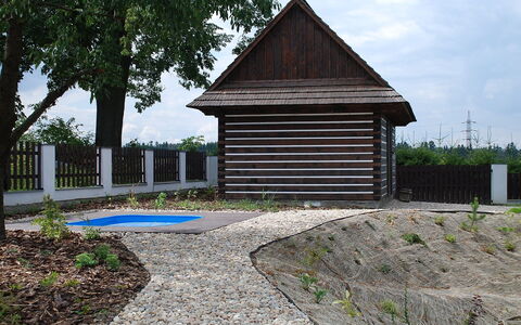 Holetín: Ejendom, Hus, Arkitektur, Skur, Bygning, Offentlige Rum, Tag, Træ, Hjem, Land Lot