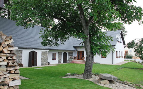 Holetín: Ejendom, Hus, Hjem, Bygning, Sommerhus, Væg, Ejendom, Gård, Træ, Estate