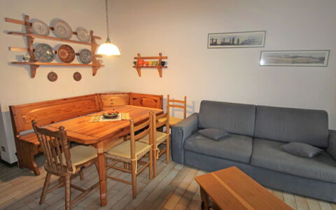 Porto Valtravaglia 200: Bord, Møbel, Ejendom, Couch, Træ, Belysning, Stue, Indretning, Hus, Stol