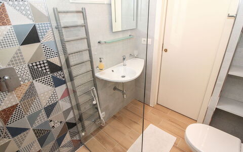 O21: Spejl, Håndvask, Tap, Badeværelsesvask, Sanitærarmatur, Badeværelse, Bygning, Indretning, Purple, Træ