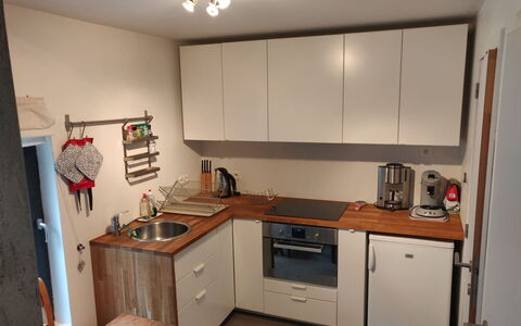 Le Ti' Bauduin: Cabinetry, Ejendom, Countertop, Køkken, Træ, Husholdningsapparat, Belysning, Skuffe, Håndvask, Køkken Apparat