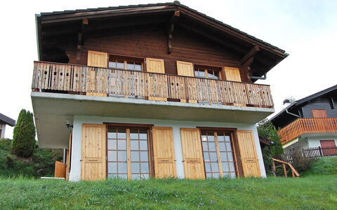 Chalet Enfin: Hus, Ejendom, Bygning, Hjem, Tag, Land Lot, Arkitektur, Ejendom, Græs, Sidespor
