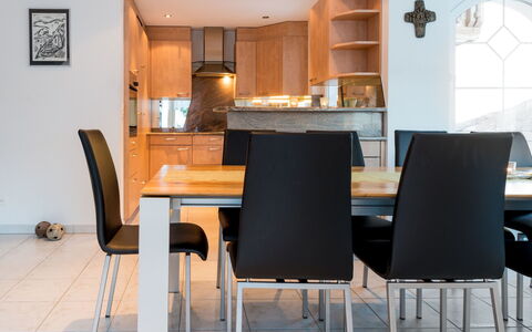 Piccolo: Bord, Møbel, Ejendom, Countertop, Stol, Cabinetry, Træ, Bygning, Orange, Arkitektur