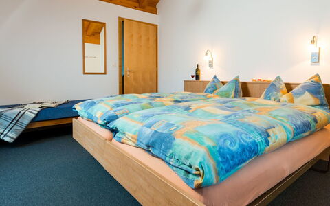 Piccolo: Møbel, Ejendom, Bygning, Komfort, Azure, Træ, Blå, Hus, Bed Frame, Textile