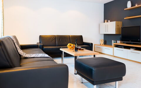 Piccolo: Couch, Møbel, Bord, Bygning, Komfort, Studio Couch, Indretning, Television, Gulvbelægning, Lampe