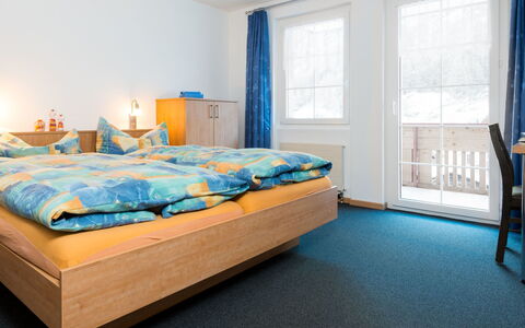 Piccolo: Møbel, Ejendom, Blå, Komfort, Azure, Træ, Vindue, Textile, Bed Frame, Pude