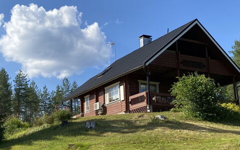 Notkontaus: Græs, Hus, Sommerhus, Land Lot, Hjem, Estate, Lawn, Sidespor, Stuehus, Veranda
