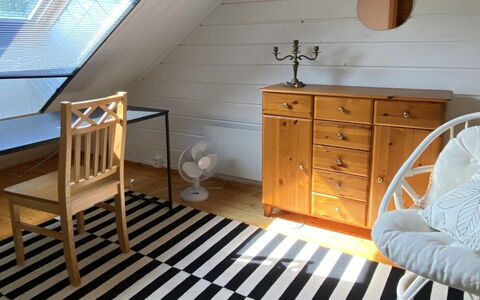 Notkontaus: Græs, Hus, Sommerhus, Land Lot, Hjem, Estate, Lawn, Sidespor, Stuehus, Veranda