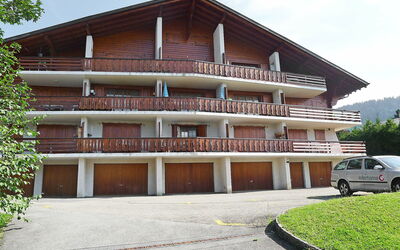 Villars 996: Himmel, Plante, Ejendom, Bygning, Hjul, Land Lot, Arkitektur, Træ, Bil
