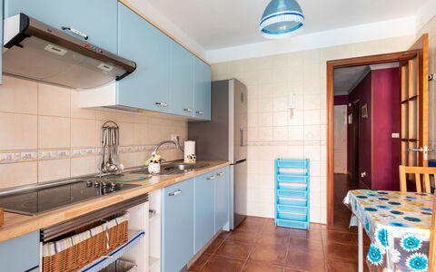 La Marea: Cabinetry, Countertop, Ejendom, Blå, Håndvask, Tap, Køkken, Træ, Indretning, Arkitektur