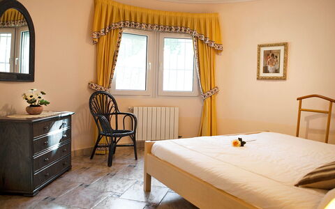 Calina: Møbel, Værelse, Soveværelse, Seng, Ejendom, Bed Frame, Sengetøj, Indretning, Gardin, Etage