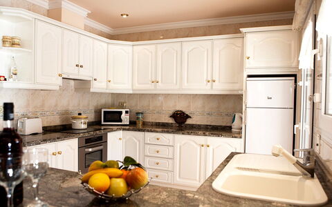 Calina: Countertop, Køkken, Værelse, Cabinetry, Hvid, Møbel, Indretning, Ejendom, Gul, Hjem