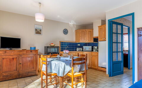 L'Orée des Bois: Cabinetry, Bord, Møbel, Blå, Stol, Countertop, Træ, Køkken, Hylde, Skuffe