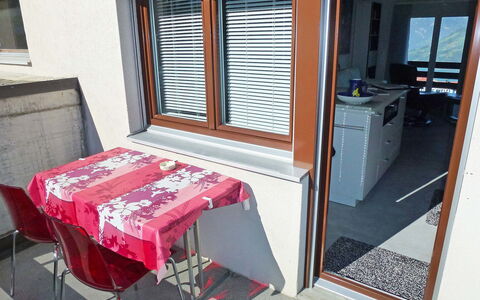 Emmetten 400: Ejendom, Værelse, Rød, Hus, Møbel, Ejendom, Bygning, Bord, Indretning, Arkitektur