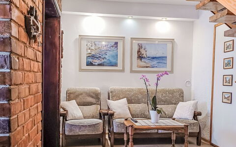 Bursztynowa: Møbel, Indretning, Væg, Gulvbelægning, Etage, Couch, Træ, Værelse, Stue, Loft