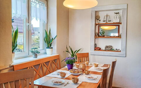 Bursztynowa: Møbel, Indretning, Væg, Gulvbelægning, Bord, Spisestue, Træ, Køkken & Spisebord, Etage, Loft