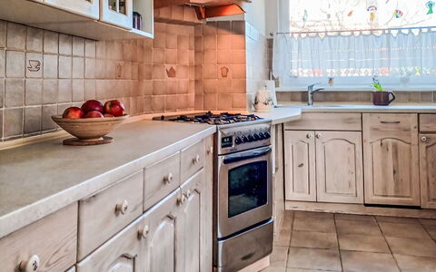 Bursztynowa: Køkken, Countertop, Cabinetry, Køkken Apparat, Træ, Gulvbelægning, Større Bandage, Indretning, Køkkenvask, Etage