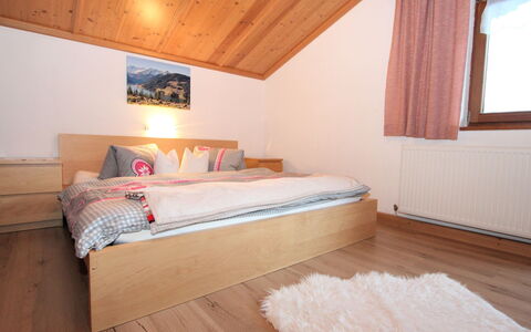 Gruber: Møbel, Komfort, Vindue, Træ, Pude, Bed Frame, Indretning, Arkitektur, Etage, Bygning