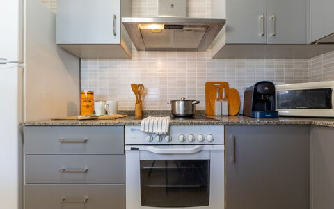 Gaviota 8: Cabinetry, Countertop, Ejendom, Bygning, Køkken, Komfur, Indretning, Skuffe, Håndvask, Køkken Apparat
