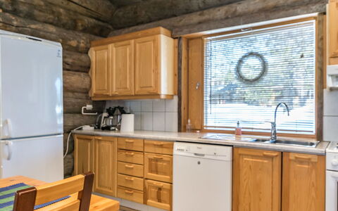 Kujakieppi: Træ, Køkken, Gulvbelægning, Countertop, Loft, Håndvask, Større Bandage, Etage, Indretning, Cabinetry