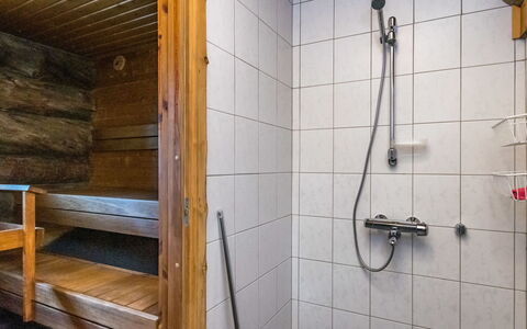 Kujakieppi: Træ, Gulvbelægning, Etage, Sanitærarmatur, Vvs, Kompositmateriale, Loft, Badeværelse, Hårdttræ, Bejdse
