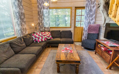Pyryruka: Træ, Møbel, Gulvbelægning, Indretning, Etage, Hjem, Couch, Loft, Stue, Værelse
