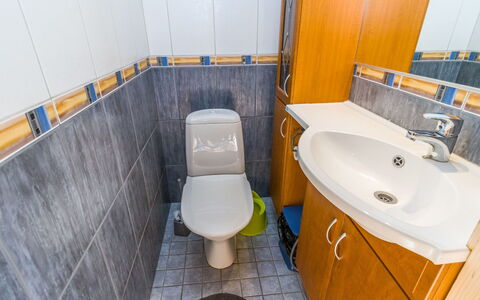 Pyryruka: Badeværelse, Badeværelsesvask, Sanitærarmatur, Toiletbræt, Håndvask, Toilet, Gulvbelægning, Etage, Tap, Vvs