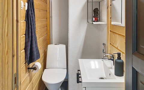 Uolevintie 39B: Gulvbelægning, Træ, Etage, Sanitærarmatur, Indretning, Håndvask, Toilet, Badeværelse, Værelse, Tap