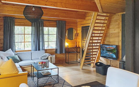 Uolevintie 39B: Træ, Møbel, Gulvbelægning, Indretning, Etage, Couch, Stue, Loft, Værelse, Trægulve