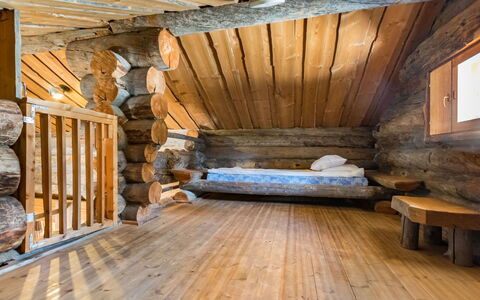 Seitsemän Savua 3: Træ, Loft, Hårdttræ, Gulvbelægning, Etage, Planke, Bjælkehytte, Trægulve, Attic, Værelse