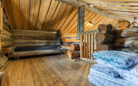 Seitsemän Savua 3: Træ, Loft, Etage, Hårdttræ, Attic, Værelse, Soveværelse, Planke, Bjælke, Bjælkehytte