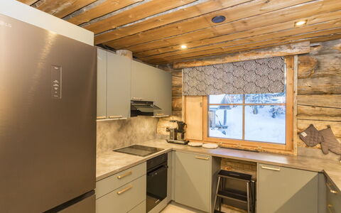 Rukasaukko: Træ, Loft, Gulvbelægning, Indretning, Countertop, Køkken, Etage, Cabinetry, Lysarmatur, Bejdse