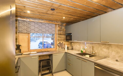 Rukasaukko: Køkken, Countertop, Træ, Indretning, Gulvbelægning, Loft, Lysarmatur, Møbel, Etage, Cabinetry