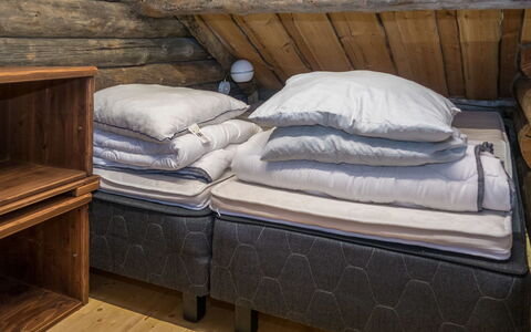 Saukkokumpu 3: Soveværelse, Sengetøj, Sengetøj, Sengetøj, Seng, Bed Frame, Hårdttræ, Madras, Pude, Bejdse