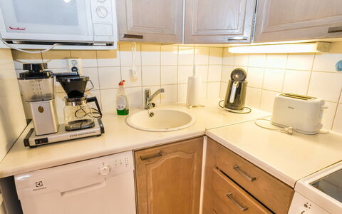 Ruka-Linkki 3A: Køkken Apparat, Køkken, Større Bandage, Countertop, Håndvask, Cabinetry, Sanitærarmatur, Køkkenvask, Tap, Lille Apparat