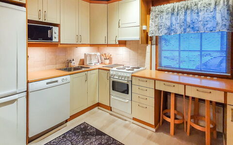 Kuusimaja: Indretning, Træ, Køkken, Gulvbelægning, Cabinetry, Køkken Apparat, Loft, Møbel, Countertop, Etage