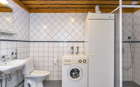Pihlakieppi 2: Gulvbelægning, Sanitærarmatur, Etage, Indretning, Håndvask, Loft, Tap, Vvs, Flise, Værelse