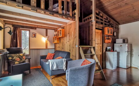 Salakolo 1: Møbel, Træ, Gulvbelægning, Indretning, Etage, Loft, Værelse, Hårdttræ, Bejdse, Hjem