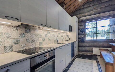Kantolan Veska: Gulvbelægning, Køkken, Etage, Loft, Indretning, Countertop, Flise, Cabinetry, Større Bandage