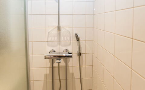 Kelokivakka E23: Badeværelse, Brusehoved, Sanitærarmatur, Brusestang, Vvs, Bruser, Brusepanel, Flise