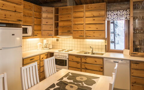 Rukakieku: Træ, Loft, Indretning, Køkken, Cabinetry, Countertop, Gulvbelægning, Lysarmatur, Hjem, Etage