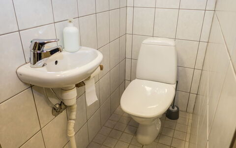 Rukakieku: Toiletbræt, Badeværelse, Toilet, Sanitærarmatur, Badeværelsesvask, Håndvask, Gulvbelægning, Etage, Vvs, Tap
