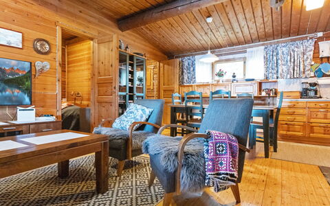 Kesäranta 2: Møbel, Indretning, Træ, Loft, Gulvbelægning, Etage, Couch, Stue, Værelse, Stol